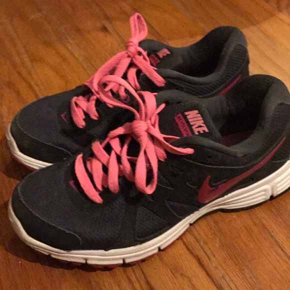 Women's Nikes. Size 7 - Picture 2 of 4